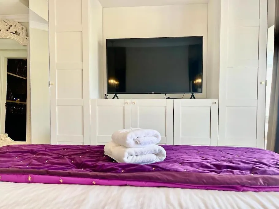 Apartment Stunning & Ultra Central 3 Bed, Walk Everywhere! Marbella