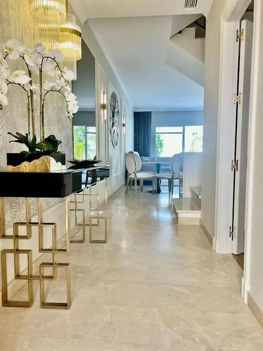 Stunning & Ultra Central 3 Bed, Walk Everywhere! Marbella Apartment